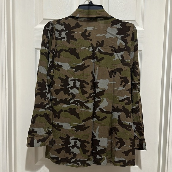 ANDREE CAMO AND FLORAL BUTTON UP - Picture 4 of 4